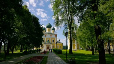 Rusya, Ukrayna, Belorus, Slav halkının Hıristiyanlığa olan inancı ve inancı Uglich Antik Ortodoks kilise katedralinin tarihi binası