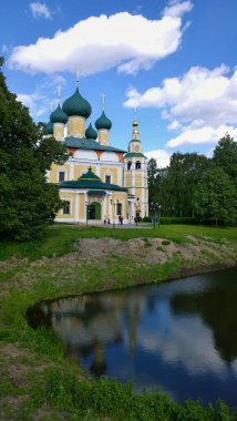 Rusya, Ukrayna, Belorus, Slav halkının Hıristiyanlığa olan inancı ve inancı Uglich Antik Ortodoks kilise katedralinin tarihi binası