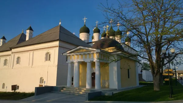 アストラハンロシア ウクライナ ベローラス スラヴ人の人々の信仰とキリスト教への信仰の正統派教会大聖堂の古代の歴史的建造物 — ストック写真