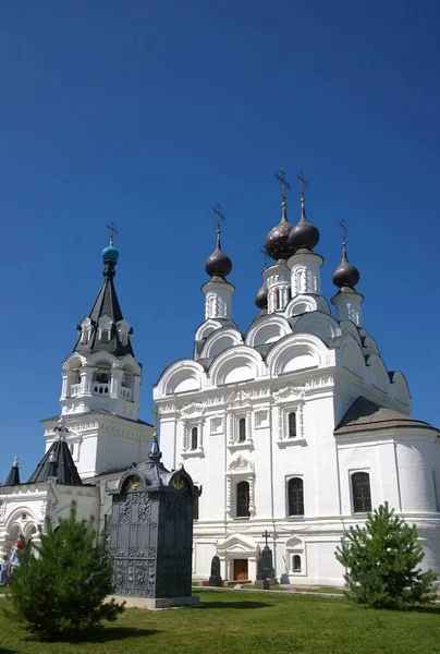 ロシア ウクライナ ベローラス スラヴ人の人々の信仰とキリスト教への信仰の正統派教会大聖堂の古代歴史的建造物 — ストック写真
