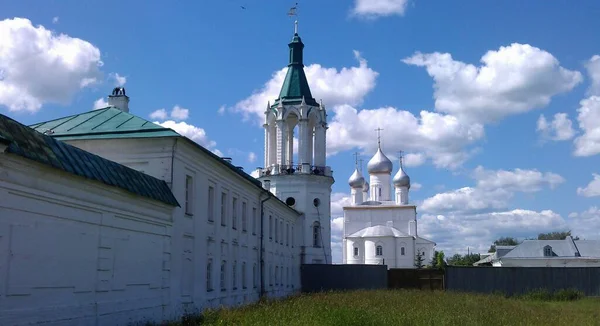 Velikiy Rostov Den Stora Forntida Historiska Byggnaden Ortodoxa Kyrkan Katedralen — Stockfoto