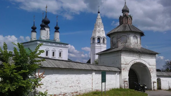 Rusya 'da, Ukrayna' da, Belorus 'ta, Slav halkının Hıristiyanlığa olan inancı ve inancı Ortodoks kilisesinin Suzdal Tarihi Binası