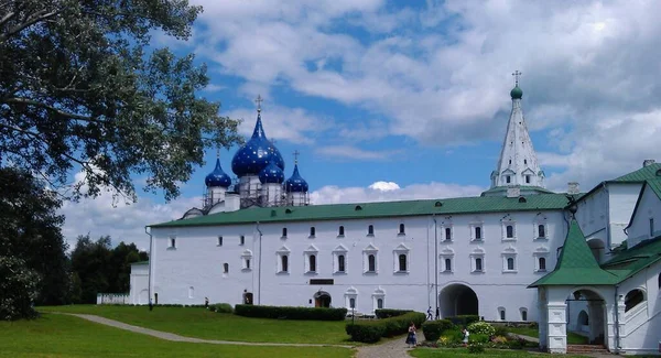 Rusya 'da, Ukrayna' da, Belorus 'ta, Slav halkının Hıristiyanlığa olan inancı ve inancı Ortodoks kilisesinin Suzdal Tarihi Binası