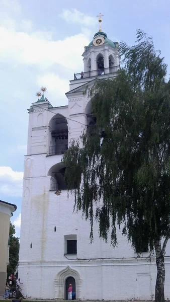 ヤロスラヴルロシア ウクライナ ベロルス スラヴ人の人々の信仰とキリスト教への信仰の正統派教会大聖堂の古代歴史的建造物 — ストック写真
