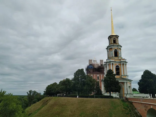 Rusya, Ukrayna, Belorus, Slav halkının Hıristiyanlığa olan inancı ve inançlarının ortodoks kilise katedralinin Ryazan Tarihi Binası