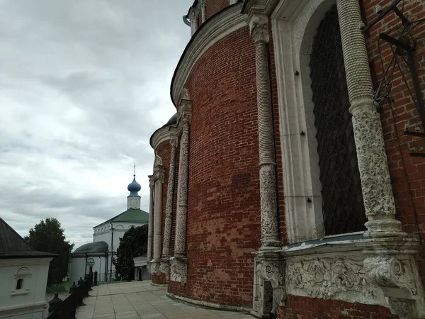 Rusya, Ukrayna, Belorus, Slav halkının Hıristiyanlığa olan inancı ve inançlarının ortodoks kilise katedralinin Ryazan Tarihi Binası