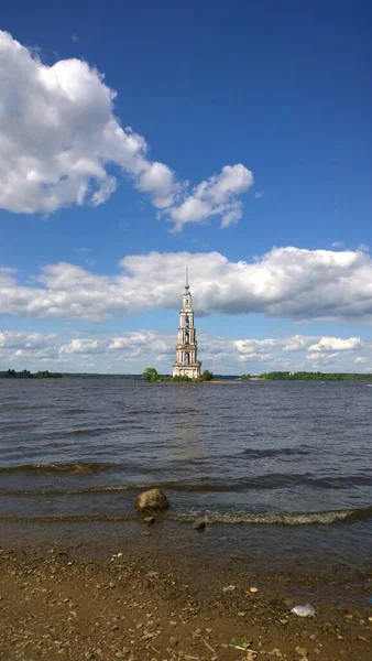 Rusya, Ukrayna, Belorus, Slav halkının Hıristiyanlık Kalyazin 'deki Ortodoks kilise katedralinin tarihi binası.