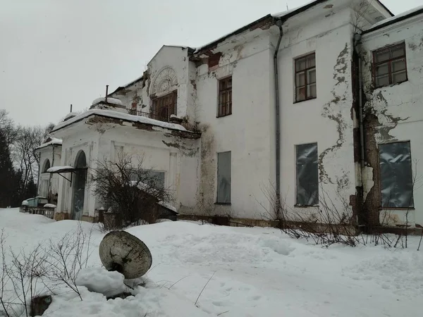 Tuchkovo villa parkında eski bir bina manzarası.