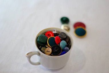 Düğmeleri, iğneleri ve iplikleri olan her türlü şey..