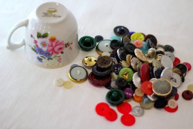 Düğmeleri, iğneleri ve iplikleri olan her türlü şey..