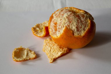 Beyaz arka planda güzel kokulu mandalinalar.