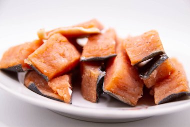 Bulanık bir tabakta dilimlenmiş lezzetli tuzlu balık.