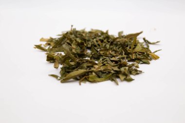 Tılsımlı beyaz bir arka planda kurumuş ivan çayı.