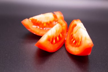 Bulanık arka planda dilimlenmiş lezzetli sebzeler.