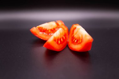 Bulanık arka planda dilimlenmiş lezzetli sebzeler.