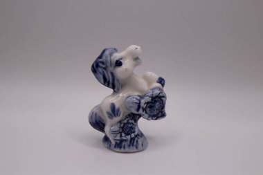 Beyaz bulanık arkaplanda güzel eski heykelcikler