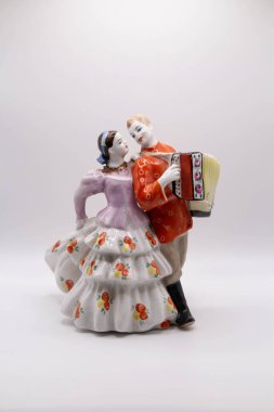 Beyaz bulanık arkaplanda güzel eski heykelcikler