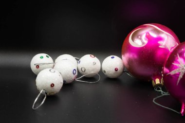 Güzel Noel oyuncakları ve geçmişi bulanık bir çelenk.