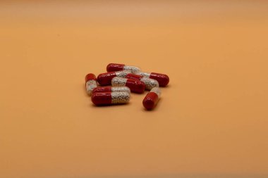 Tıbbi hazırlıklar bej arka plana saçılmış..