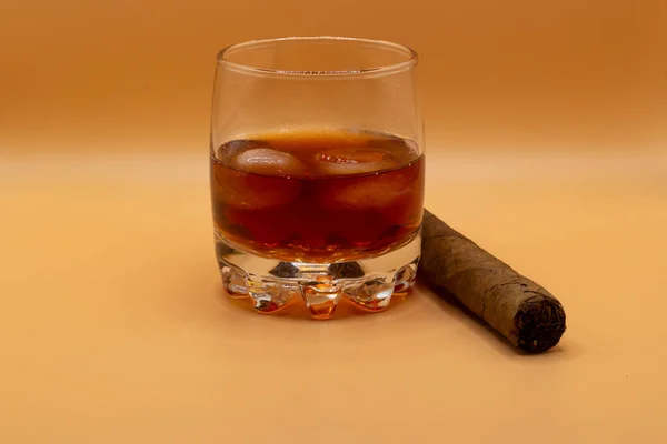 Ett Glas Alkohol Och Cigarr Som Ligger Bredvid Ett Glas — Stockfoto