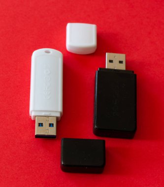 Flaş bellek ve kart okuyucu farklı renkler.