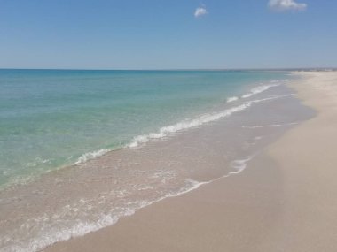 Güneşli bir günde deniz manzarası