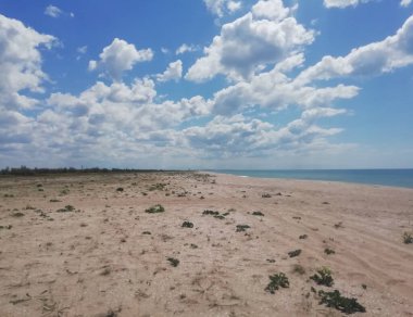 Güneşli bir günde deniz manzarası
