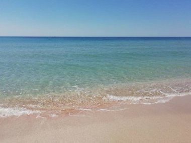 Güneşli bir günde deniz kenarında