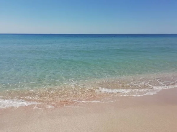 Güneşli bir günde deniz kenarında