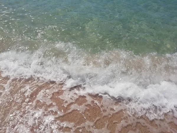 Güneşli bir günde deniz kenarında