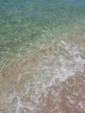 Güneşli bir günde deniz kenarında