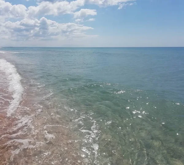 Güneşli bir günde deniz kenarında