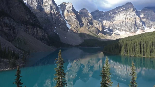加拿大无人驾驶飞机提供的美丽的山地链Wiev — 图库照片