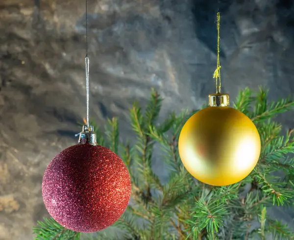 전나무 배경에 금색의 크리스마스 공이었습니다 크리스마스 — 스톡 사진