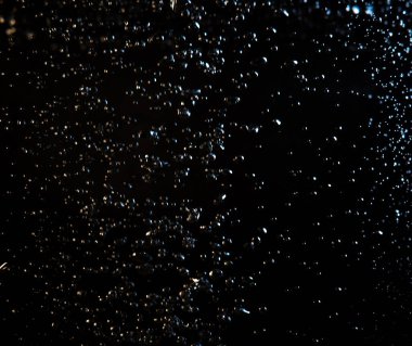 Su ortamı. Su kabarcıkları yüzeye çıkar. Köpüren su