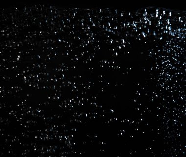 Su ortamı. Su kabarcıkları yüzeye çıkar. Kaynar su