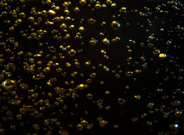 Su ortamı. Su kabarcıkları yüzeye çıkar. Köpüren su