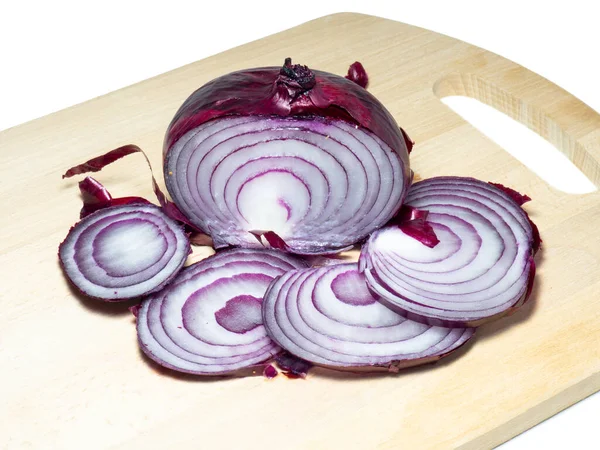 Lilac Onion Cut Slices Kitchen Board White Backgroun — Stock Photo, Image