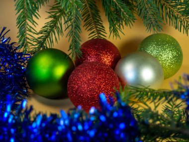 Yeni yıl kartı, dekorasyonlar. Bej bir arka planda toplar, süsler ve köknar dalları. Yeni yıl. Noel.