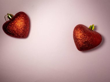 Yeni yıl kartı. Pembe arka planda bir Noel kartı. Kırmızı kalpler. Yeni yıl oyuncakları