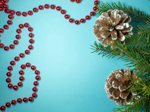 Nieuwjaarskaart Kerstkaart Blauwe Achtergrond Vuurtakken Decoraties Voor Vakantie Rode Kralen — Stockfoto