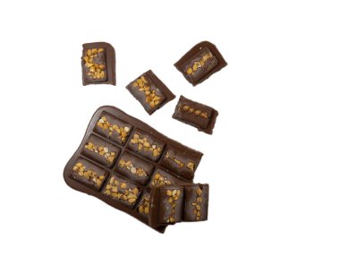 Beyaz arka planda fındıklı sütlü çikolata. Çikolatalı tatlı. Çikolata dilimi