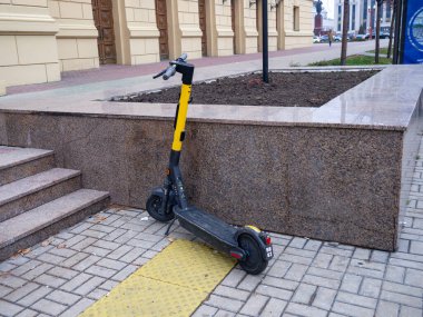 Kayaktan sonra elektrikli scooter gitti. Sahnede scooter.