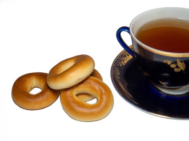 Sushki ile bir fincan siyah çay.