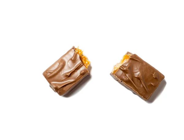 Zlomená Čokoládová Tyčinka Bílém Pozadí Krajíc Čokolády Nugát Karamel — Stock fotografie