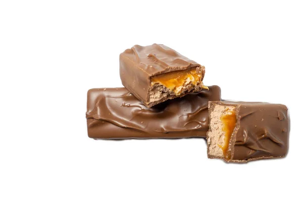 Zlomená Čokoládová Tyčinka Bílém Pozadí Kousky Čokolády Nugát Karamel Dvě — Stock fotografie