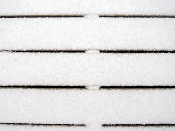Holzbretter Die Mit Einer Dünnen Schicht Ersten Schnees Bedeckt Sind — Stockfoto