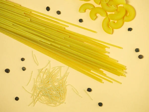 Špagety Těstovinové Rohy Nudle Stole Černý Pepř — Stock fotografie