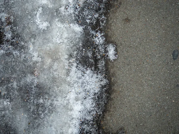 Eis Auf Dem Asphalt Gefrorenes Wasser Fließt Eiskruste — Stockfoto