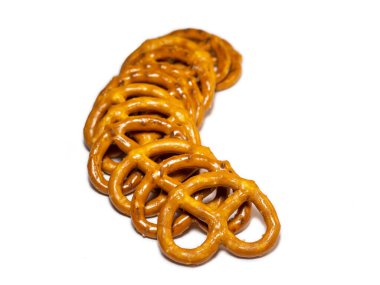  Beyaz arka planda küçük krakerler. Un ürünleri sıraya dizildi. Çay pişirmek için. Çıtır bisküviler. Bir demet kraker. Bir sürü parça. Değişik şekillerde hamur işleri. Simit arka planı..